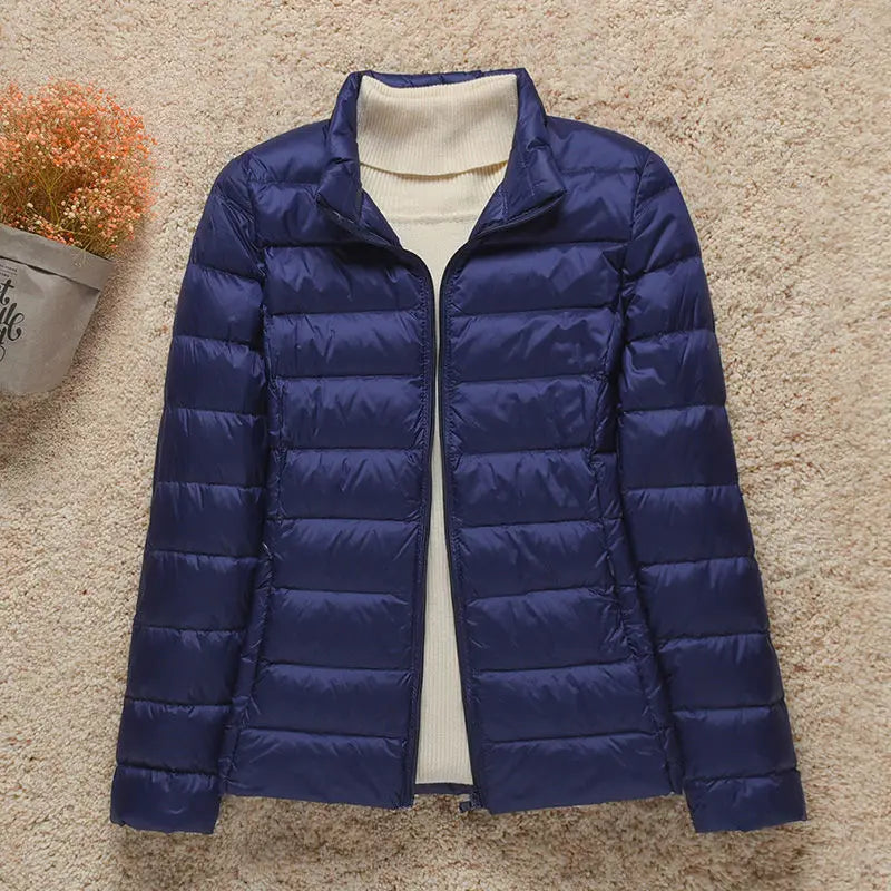 Leichte Daunenjacke mit winddichtem Design – schmal geschnitten, warm und perfekt für kalte Tage mit stylischem Komfort.