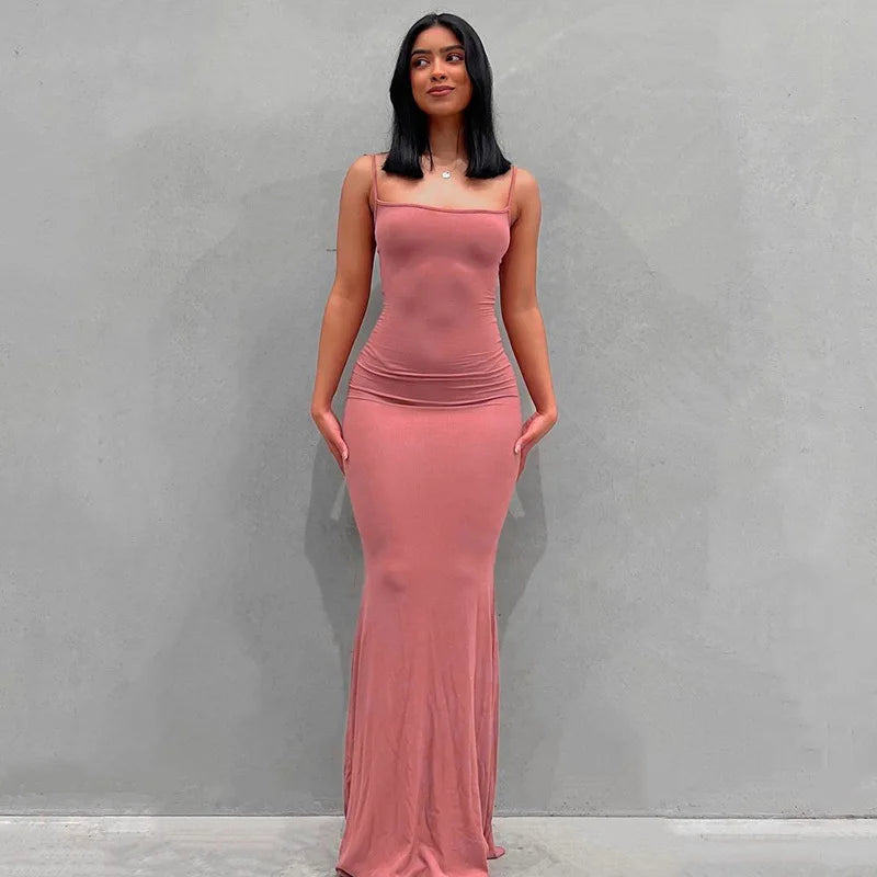 Rückenfreies Satin-Maxikleid mit schmaler Passform und Spaghettiträgern – elegant, figurbetont und perfekt für den Abend oder den Club.