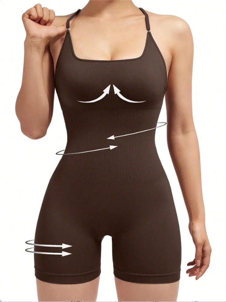 Rückenfreier Fitness-Jumpsuit mit verstellbaren Trägern und Scrunch-Shorts – figurbetont, flexibel und ideal für Workout oder Yoga.