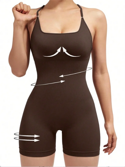 Rückenfreier Fitness-Jumpsuit mit verstellbaren Trägern und Scrunch-Shorts – figurbetont, flexibel und ideal für Workout oder Yoga.