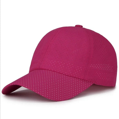 Leichte Mesh-Snapback Cap – schnell trocknend, atmungsaktiv und verstellbar für draußen.