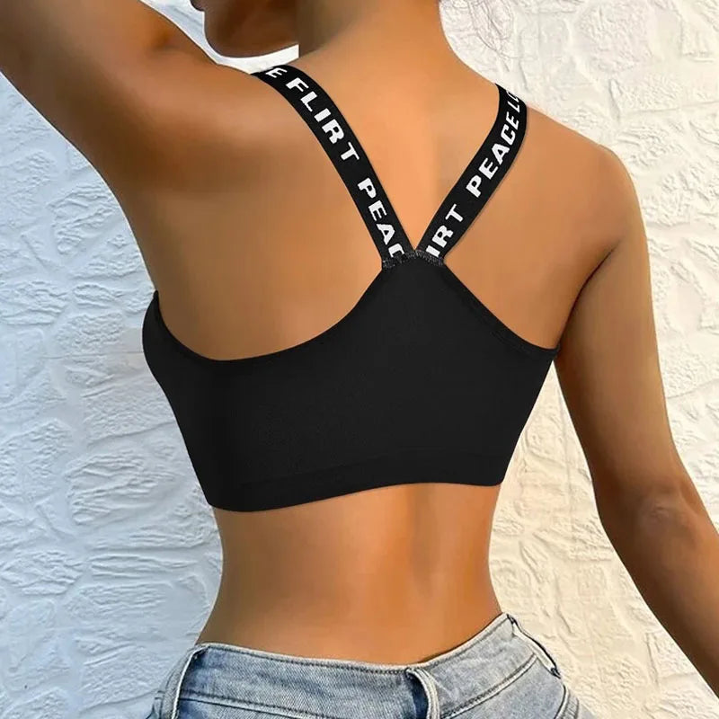 Nahtloser Sport-Bra mit Push-up-Effekt – atmungsaktiv, stützend und ideal für intensives Training oder Yoga.