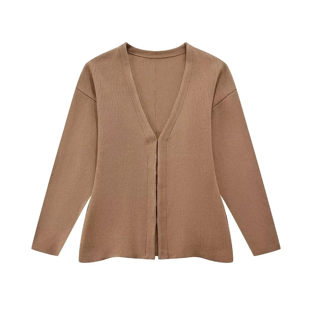 Taillierter Strick-Cardigan mit Hakenverschluss, V-Ausschnitt und Seitenschlitzen – figurbetont, modern und ideal für stylische Alltags-Outfits.