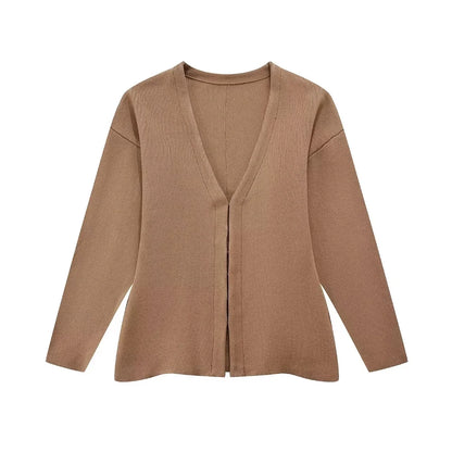 Taillierter Strick-Cardigan mit Hakenverschluss, V-Ausschnitt und Seitenschlitzen – figurbetont, modern und ideal für stylische Alltags-Outfits.