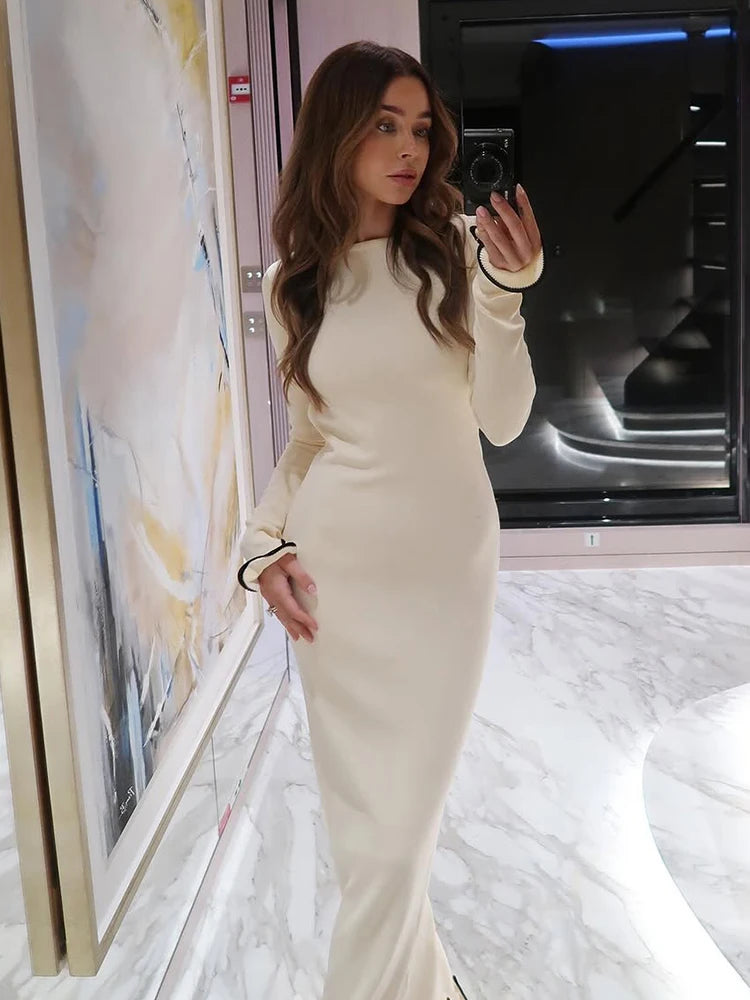 Vestido de punto ajustado con detalles en contraste y mangas largas – elegante, cómodo y perfecto para apariciones con estilo.