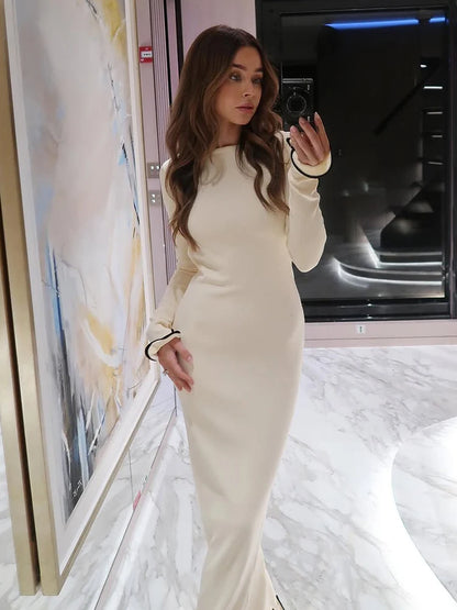 Vestido de punto ajustado con detalles en contraste y mangas largas – elegante, cómodo y perfecto para apariciones con estilo.