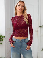 Transparenter Spitzen-Crop mit langen Ärmeln – figurbetont, elegant und perfekt für Partys oder stylische Club-Outfits.