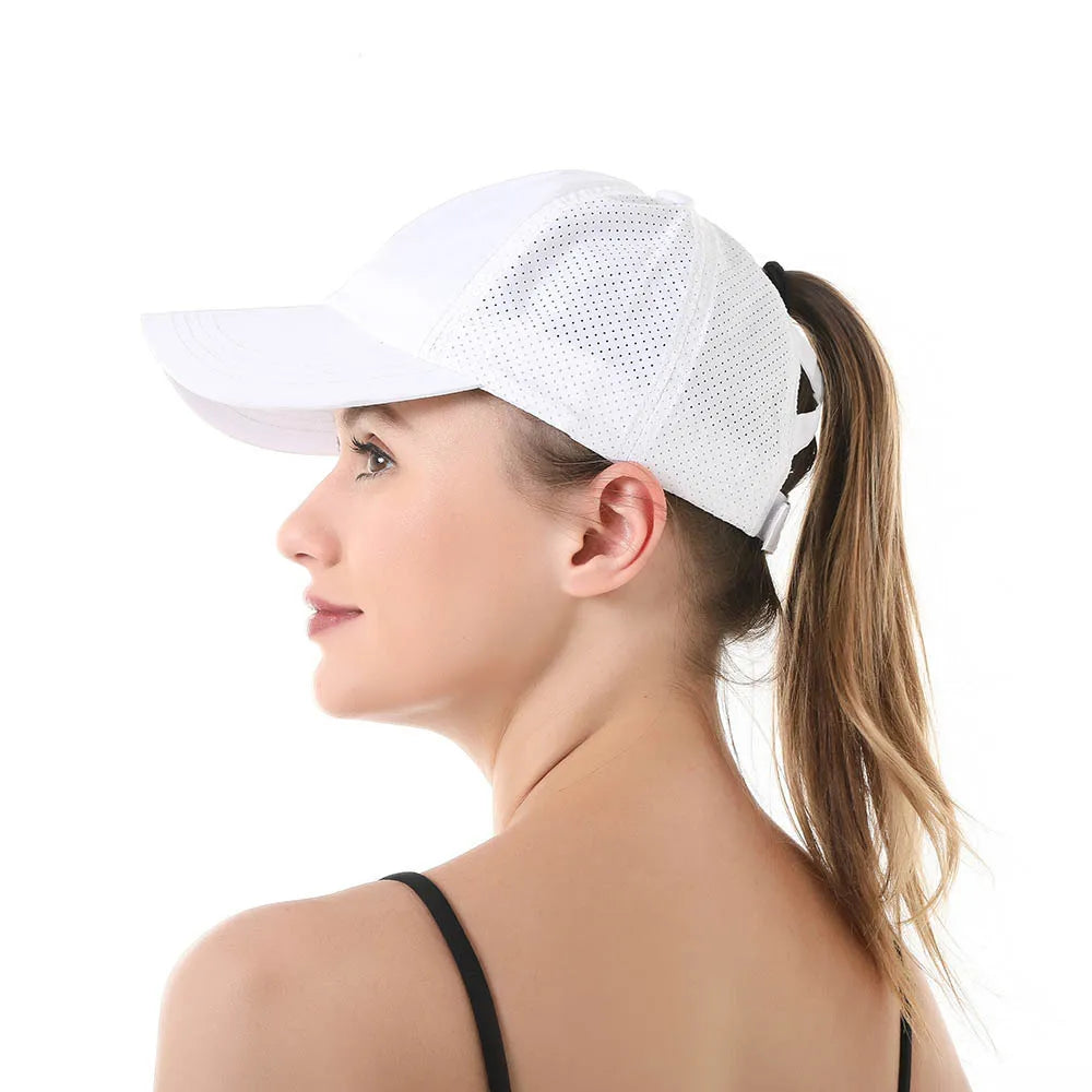 Schnelltrocknende Mesh-Baseball Cap mit Zopfloch – sportlicher Look in Unifarbe.