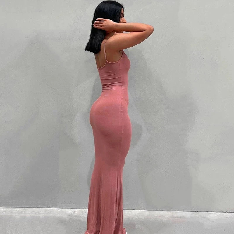 Rückenfreies Satin-Maxikleid mit schmaler Passform und Spaghettiträgern – elegant, figurbetont und perfekt für den Abend oder den Club.