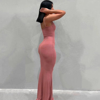 Rückenfreies Satin-Maxikleid mit schmaler Passform und Spaghettiträgern – elegant, figurbetont und perfekt für den Abend oder den Club.