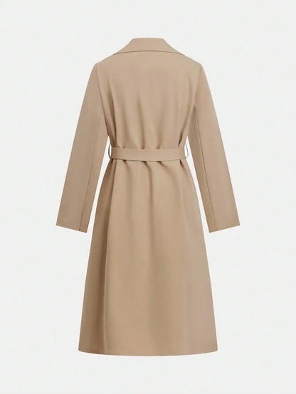 Eleganter Trenchcoat mit Taillengürtel und doppelter Knopfleiste – britischer Stil, figurbetont und perfekt für stilvolle Alltagslooks.