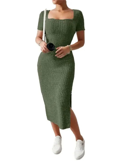 Robe midi côtelée – encolure carrée, coupe ajustée, manches courtes et fente latérale dans un design polyvalent
