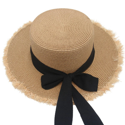 Geflochtener Strohhut mit großer Krempe und Schleife – luftiger Sonnenschutz im eleganten Look.