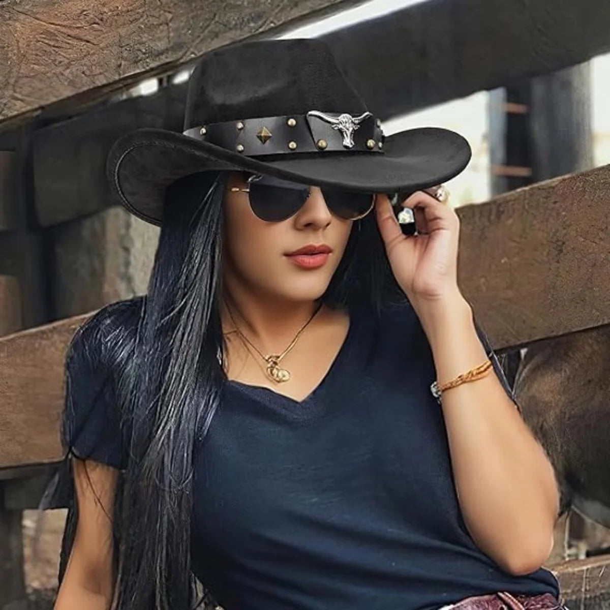 Western Cowboyhut im Retro-Stil mit breiter Krempe – stylisch und luftig für sonnige Tage.