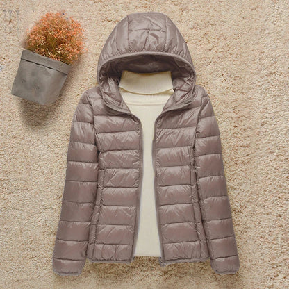 Leichte Daunenjacke mit winddichtem Design – schmal geschnitten, warm und perfekt für kalte Tage mit stylischem Komfort.
