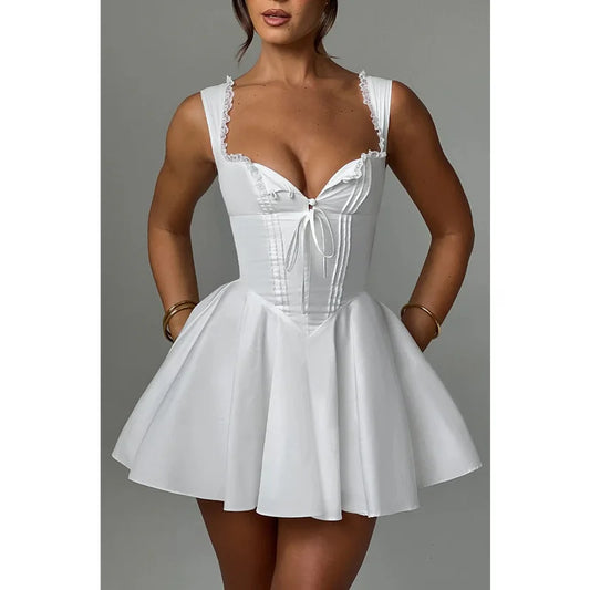 Lamuusaa Korsettkleid – Stilvolles Minikleid mit eckigem Ausschnitt, ärmellos und verspieltem Rüschen-Saum. Perfekt für aufregende Looks im Club oder besondere Anlässe.