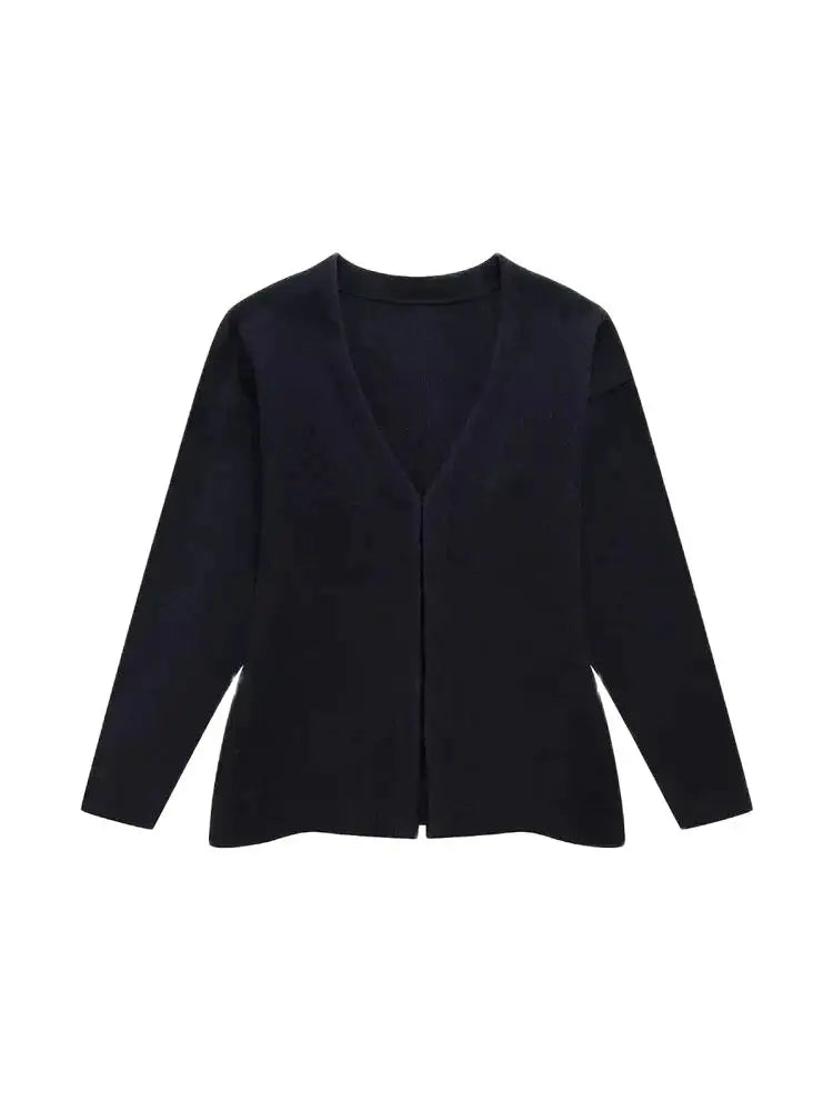 Taillierter Strick-Cardigan mit Hakenverschluss, V-Ausschnitt und Seitenschlitzen – figurbetont, modern und ideal für stylische Alltags-Outfits.