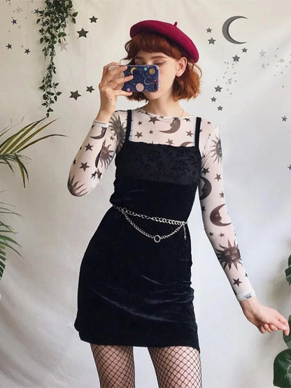 Transparentes Mesh-Top mit Sonne-Mond-Print, Rundhals und langen Ärmeln – schmal geschnitten und perfekt für lässige Looks mit besonderem Touch.