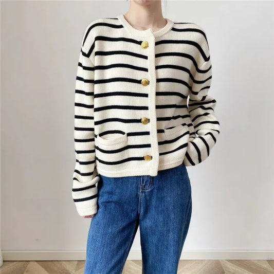 Gestreifte Strickjacke mit Kontrastdetails, Metallknöpfen und Taschen – stylisch, warm und perfekt für lässige Layering-Looks.