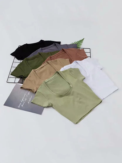 Kurzärmeliges Crop-Top mit U-Ausschnitt und tailliertem Schnitt – schlicht, figurbetont und perfekt für lässige Streetwear-Outfits.