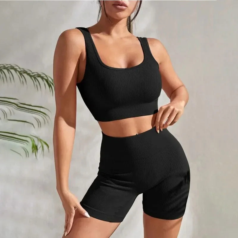Nahtloses 2-teiliges Sportset mit geripptem Top und High-Waist-Shorts – atmungsaktiv, elastisch und perfekt für Workout oder Yoga.