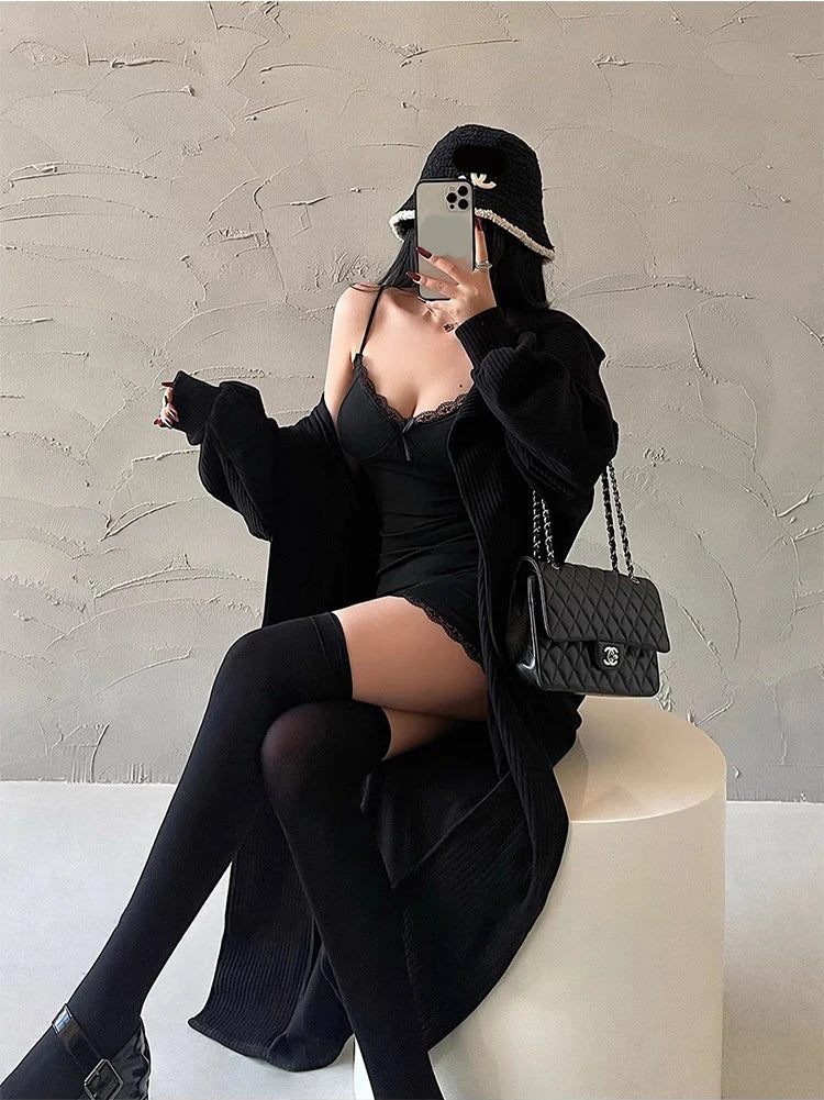 Abito mini bodycon nero in stile Y2K con pizzo, fiocco e spalline sottili – aderente e perfetto per look da festa audaci.