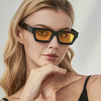 Retro-Punk Sonnenbrille mit kleinem Rechteckrahmen – unisex, UV400-Schutz und ideal für trendige Sommerlooks im Vintage-Stil.