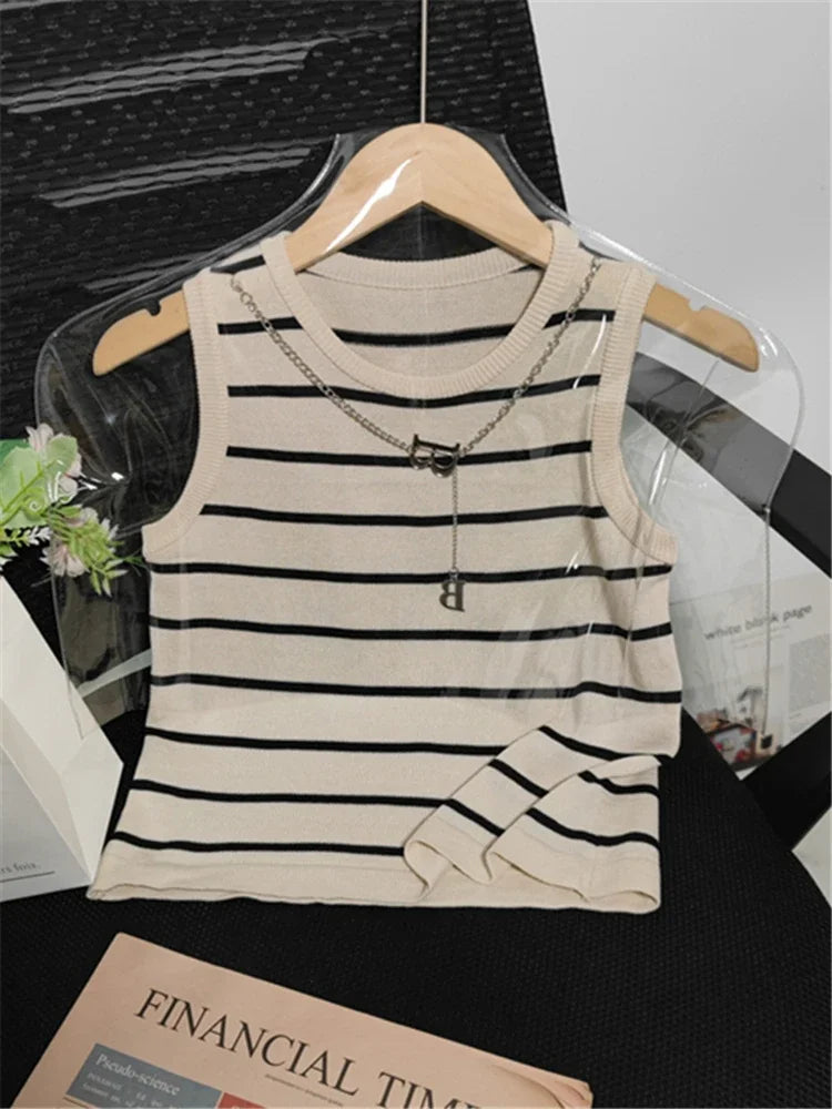 Gestreiftes Crop Top – Elastisches Tanktop mit Ketten-Detail im modernen Basic-Design