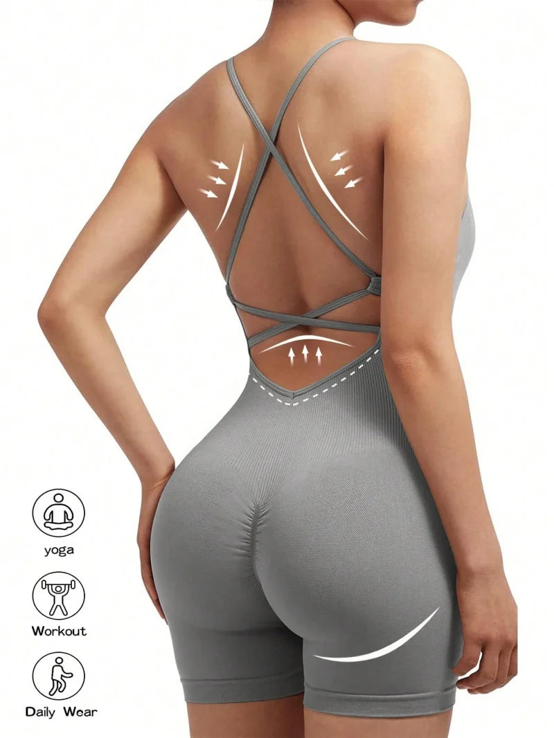 Rückenfreier Fitness-Jumpsuit mit verstellbaren Trägern und Scrunch-Shorts – figurbetont, flexibel und ideal für Workout oder Yoga.
