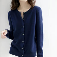 Klassischer Strickcardigan mit Rundhals und Knopfleiste – weich, schlicht und ideal für elegante Alltagslooks.
