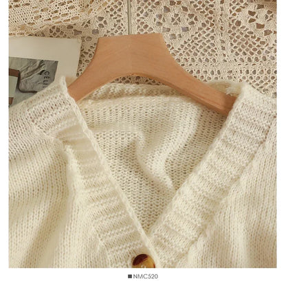 Weicher Strickcardigan mit bunten Blumen-Applikationen und V-Ausschnitt – cropped, verspielt und perfekt für auffällige Looks.