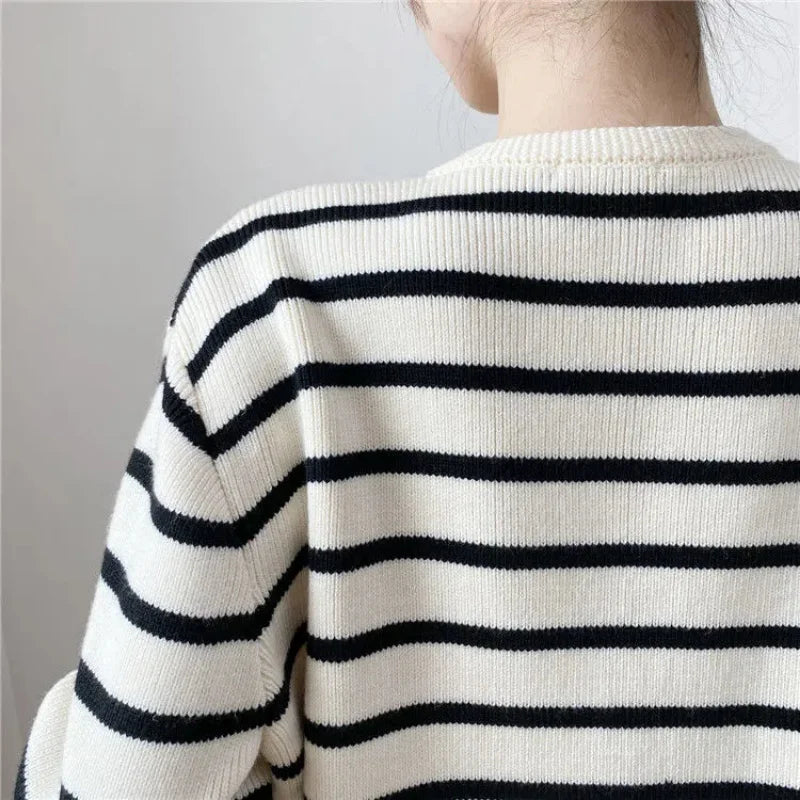 Gilet rayé avec des détails contrastés, des boutons en métal et des poches – stylé, chaud et parfait pour des looks de superposition décontractés.