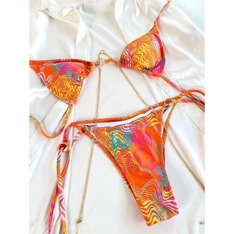 Set di Bikini Triangolo Sexy – Micro-Tanga con Dettagli in Catena e Design a Bandage in Motivi di Tendenza