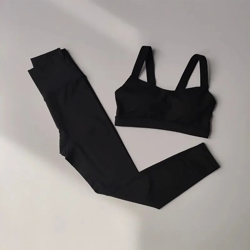 Nahtloses 2-teiliges Yoga-Set mit Sport-Bra und High-Waist-Shorts – bequem, elastisch und ideal für Fitness, Yoga oder Training.