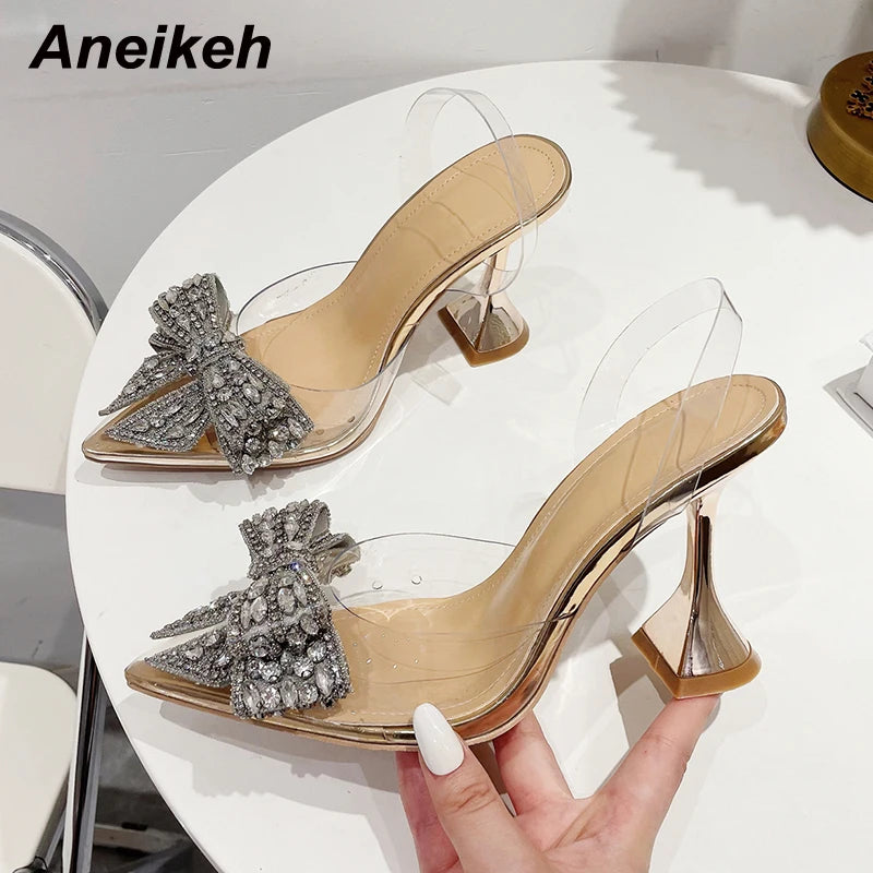 High-Heel-Pumps mit Schleifendetail, spitzer Kappe und Knöchelriemen – elegant, leicht und ein echter Hingucker
