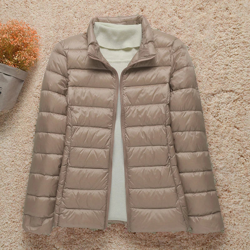 Leichte Daunenjacke mit winddichtem Design – schmal geschnitten, warm und perfekt für kalte Tage mit stylischem Komfort.