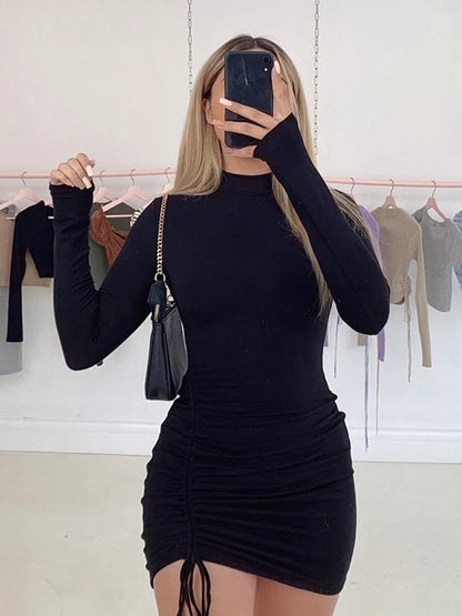 Abito mini bodycon nero con maniche lunghe, colletto alto e arricciature – elastico, aderente e perfetto per feste alla moda.