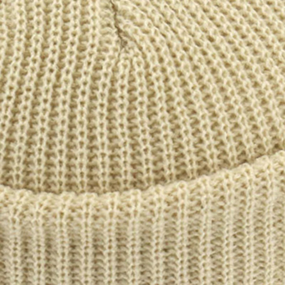 Retro-Strickmütze für Herbst & Winter – warm, vielseitig & im Streetwear-Style, perfekt für Damen & Herren beim Outdoor oder City-Look.