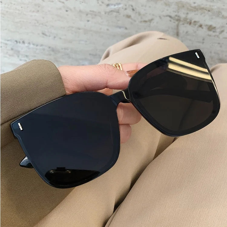 Koreanische Fashion-Sonnenbrille im eckigen Retro-Design – unisex, stylisch und ideal für Strand, Sommer und trendige Outfits.