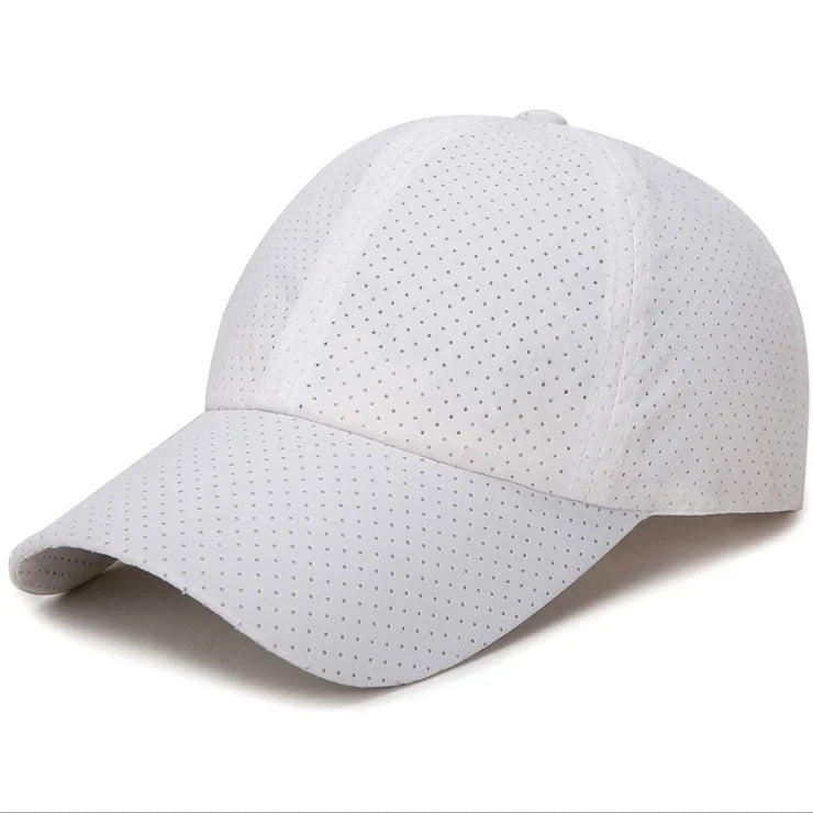 Leichte Mesh-Snapback Cap – schnell trocknend, atmungsaktiv und verstellbar für draußen.