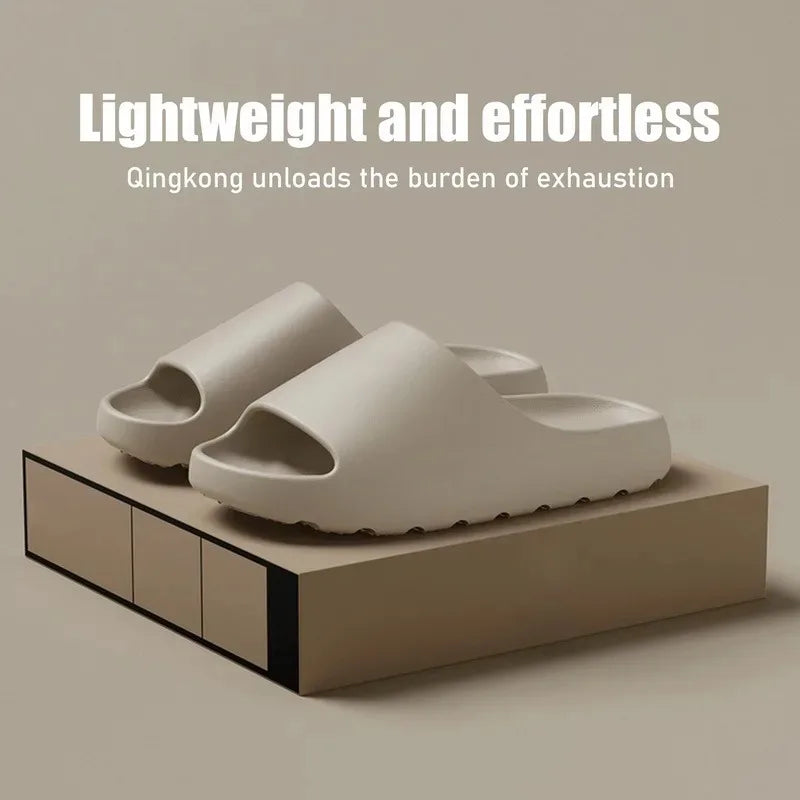 Bequeme Cloud-Slipper mit dicker EVA-Sohle – weich, rutschfest und perfekt für Strand, Alltag oder entspannte Sommertage.