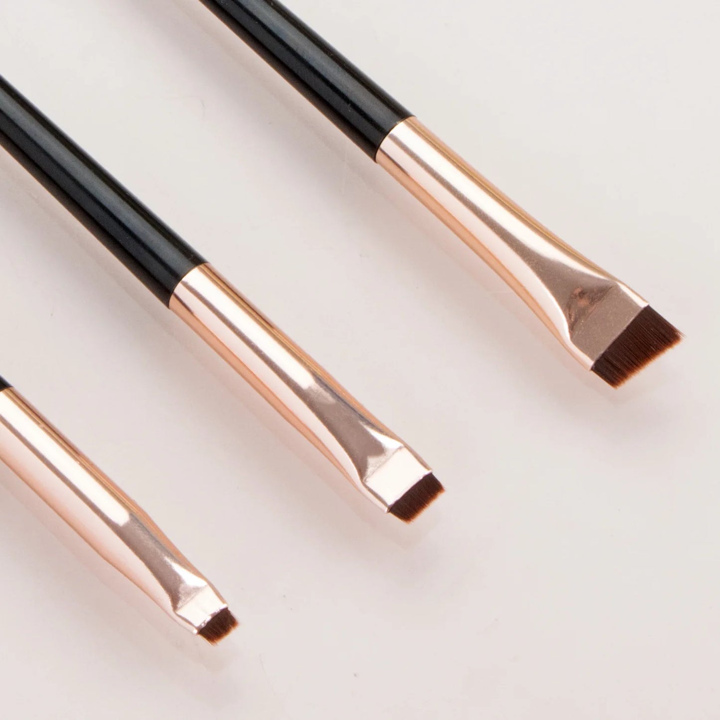 3-teiliges Pinselset mit abgeschrägten Kanten – ideal für Eyeliner, Brauen und Lidschatten, für präzise Konturen und feine Details.