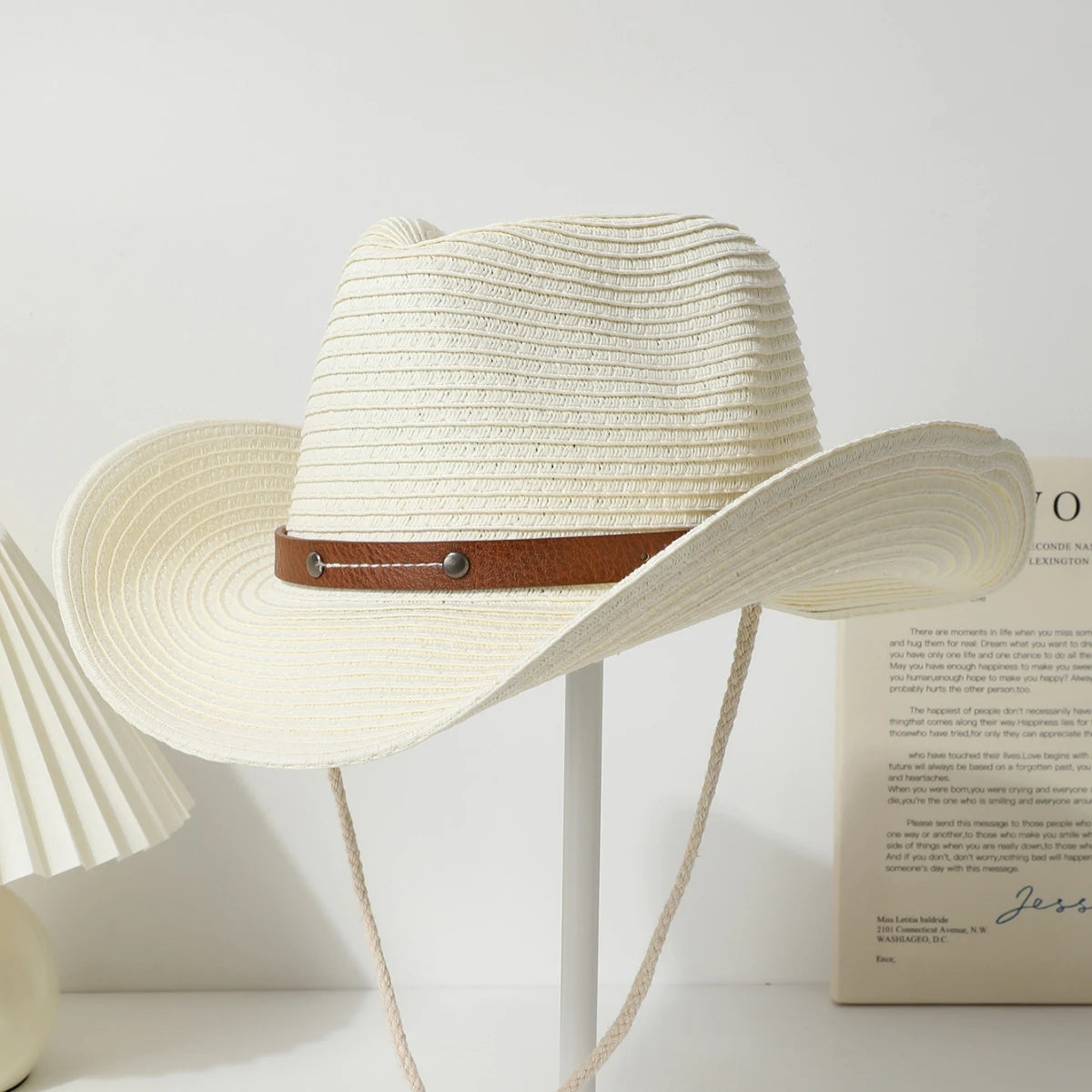 Western Cowboyhut mit breiter Krempe und Windband – stylischer Unisex-Sonnenschutz für draußen.