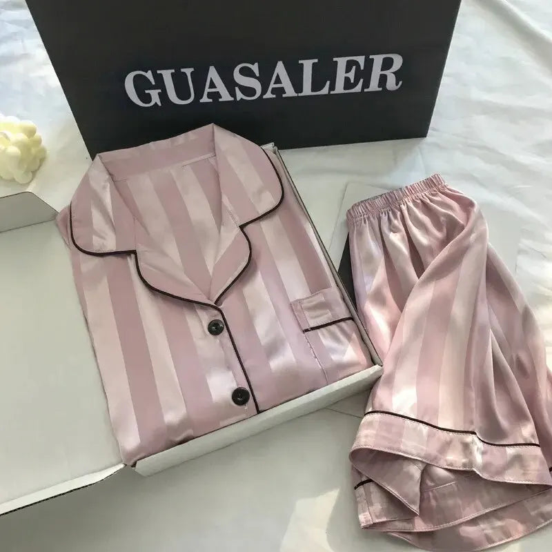 Elegantes Satin-Loungewear-Set in Plus Size mit Streifen, Knopfleiste und langer Hose – weich, stilvoll und ideal für entspannte Stunden.