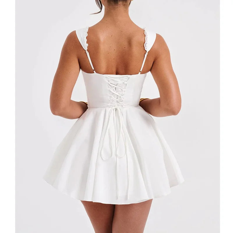 Lamuusaa Korsettkleid – Stilvolles Minikleid mit eckigem Ausschnitt, ärmellos und verspieltem Rüschen-Saum. Perfekt für aufregende Looks im Club oder besondere Anlässe.
