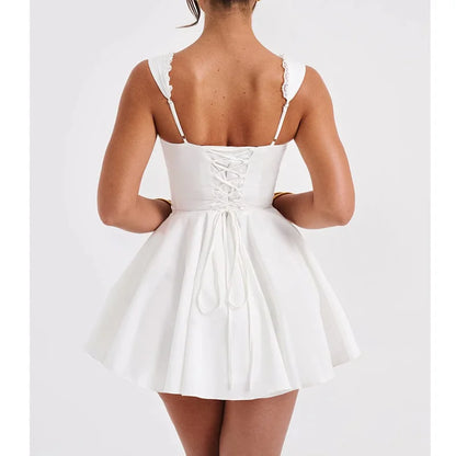 Lamuusaa Korsettkleid – Stilvolles Minikleid mit eckigem Ausschnitt, ärmellos und verspieltem Rüschen-Saum. Perfekt für aufregende Looks im Club oder besondere Anlässe.