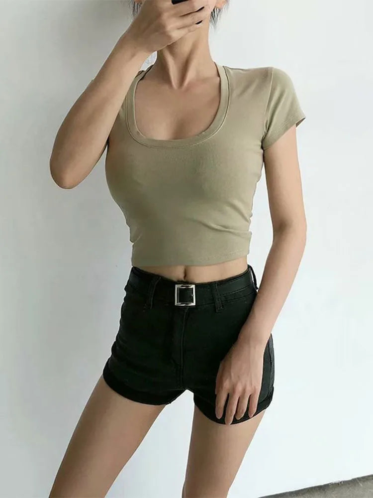 Kurzärmeliges Crop-Top mit U-Ausschnitt und tailliertem Schnitt – schlicht, figurbetont und perfekt für lässige Streetwear-Outfits.
