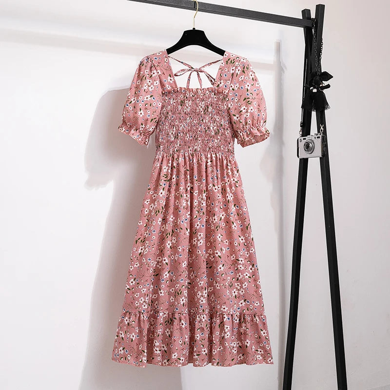 Luftiges Chiffonkleid mit elastischer Taille und Falten – kurzärmelig, bequem und perfekt für entspannte Sommerlooks.