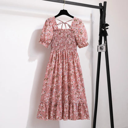 Luftiges Chiffonkleid mit elastischer Taille und Falten – kurzärmelig, bequem und perfekt für entspannte Sommerlooks.
