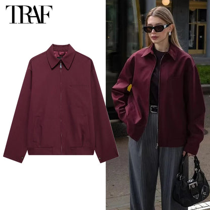Locker geschnittene Bomberjacke und Rock mit Reißverschluss – retro, bequem und ideal für stylische Layering-Outfits.
